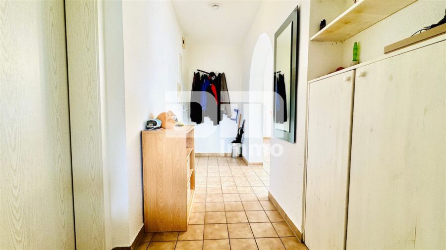 Hochwertiges Drei- bis Vierfamilienhaus in erhobener Ortsrandlage mit Panoramablick - EG Flur / Diele
